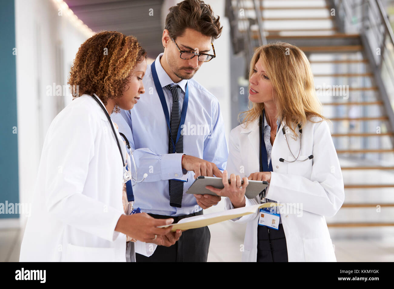 Trois jeunes hommes et les femmes médecins consulting Banque D'Images