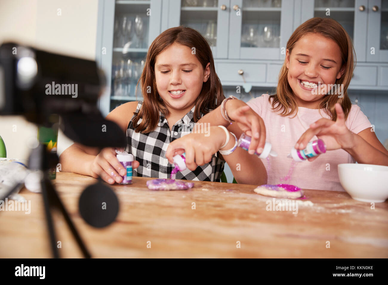 Deux filles blogs vidéo dans la cuisine la préparation des ingrédients Banque D'Images