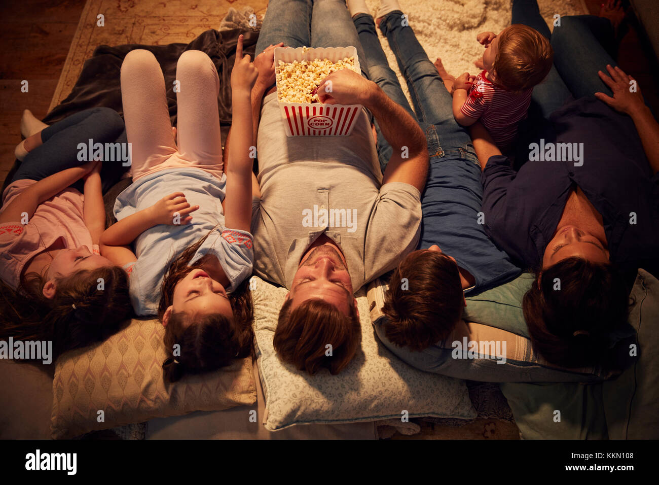 Vue de dessus de la soirée cinéma en famille ensemble, à la maison Banque D'Images Vue de dessus de la soirée cinéma en famille ensemble, à la maison Banque D'Images