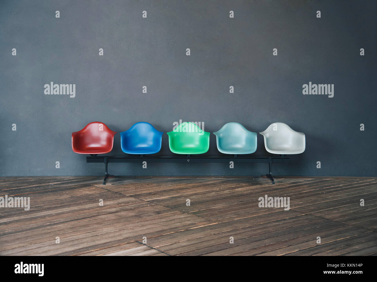 Weil am Rhein, Allemagne - le 26 novembre 2017 : chaises de couleur à l'extérieur du bâtiment vitrahaus. Vue de face. Banque D'Images