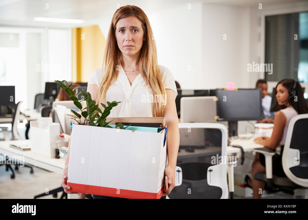 Employée au holding box of possessions dans un bureau Banque D'Images