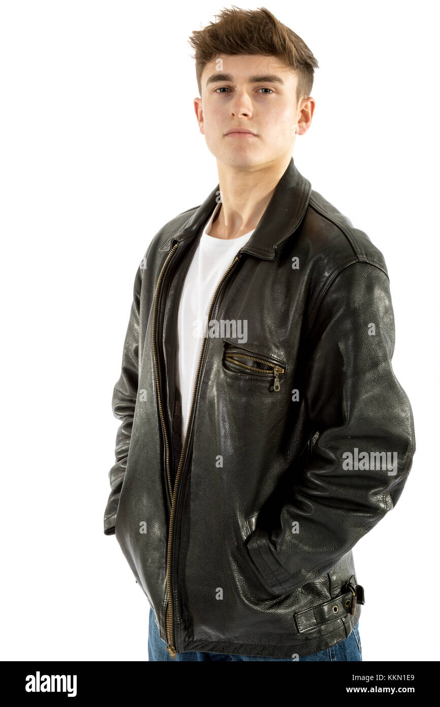 18 ans portant un blouson de cuir et un jean isolé sur fond blanc Photo  Stock - Alamy