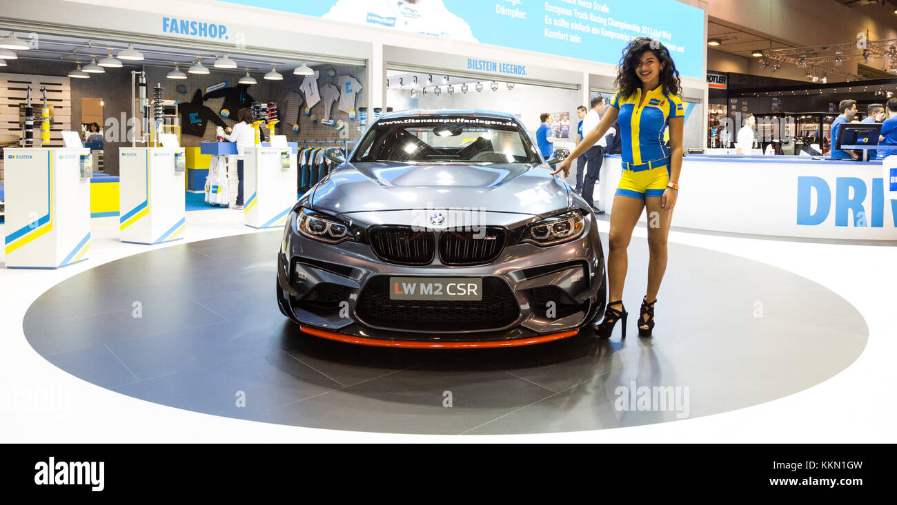 Essen Allemagne 1 Decembre 17 Modele Feminin Posant Avec Une Bmw L Essen Motor Show 17 S Ouvre Plus De 500 Exposants Presentent Les Vehicules De Production Sportive Tunining Motorsport Et Voitures Classiques 17