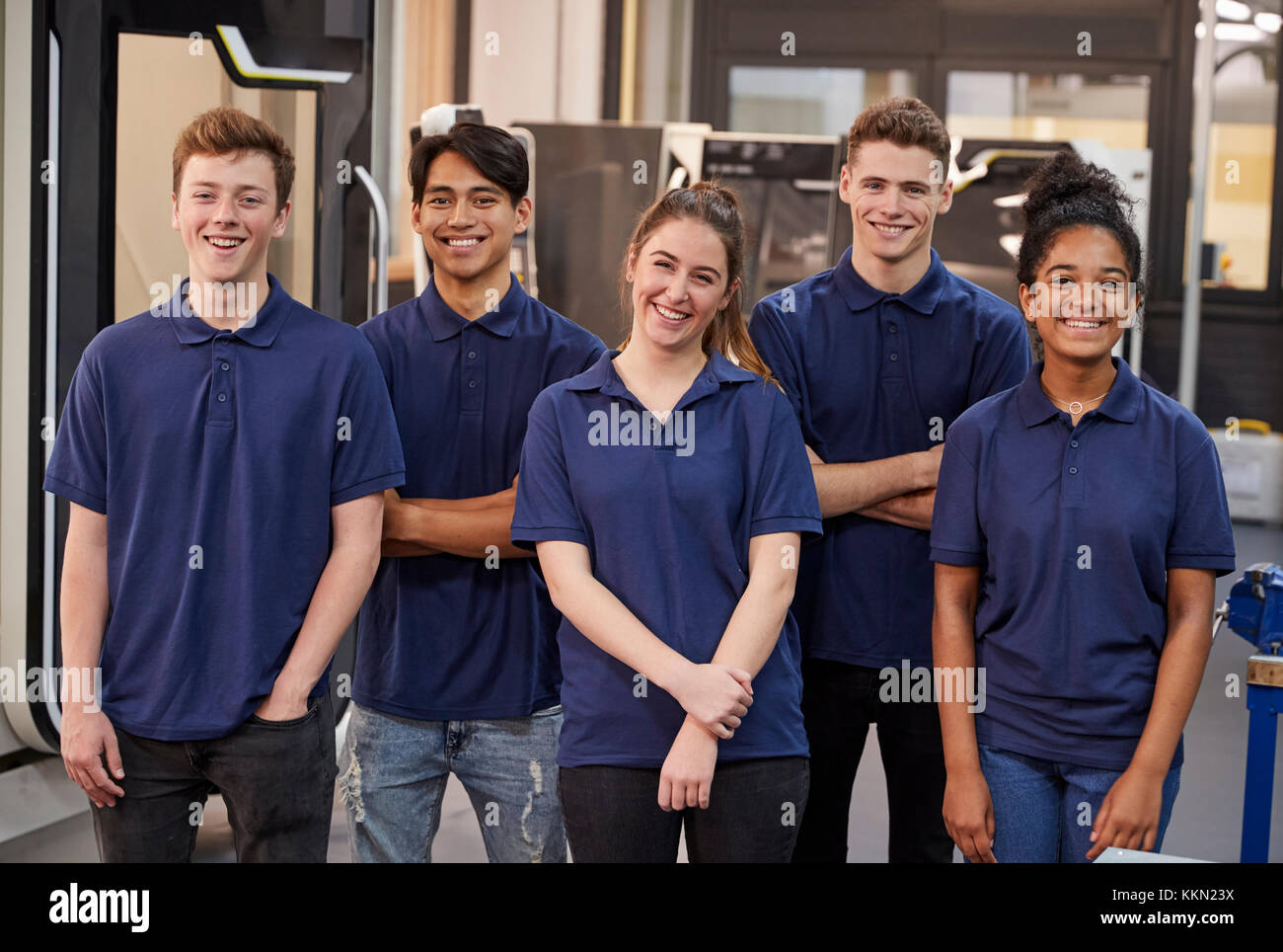 Portrait de l'ingénierie les apprentis en usine Banque D'Images