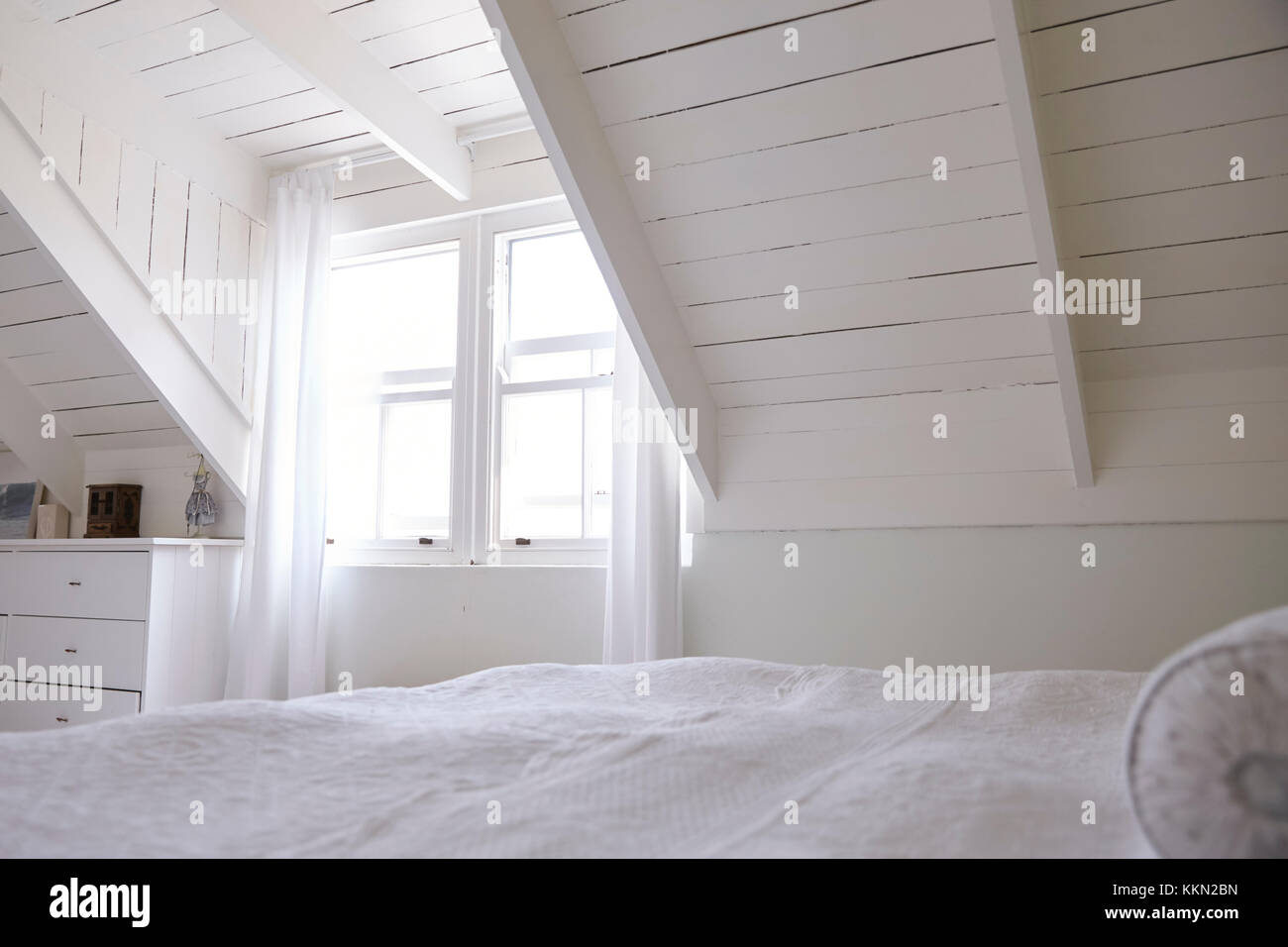 Vue de l'intérieur de lumière magnifique et spacieuse chambre blanche Banque D'Images