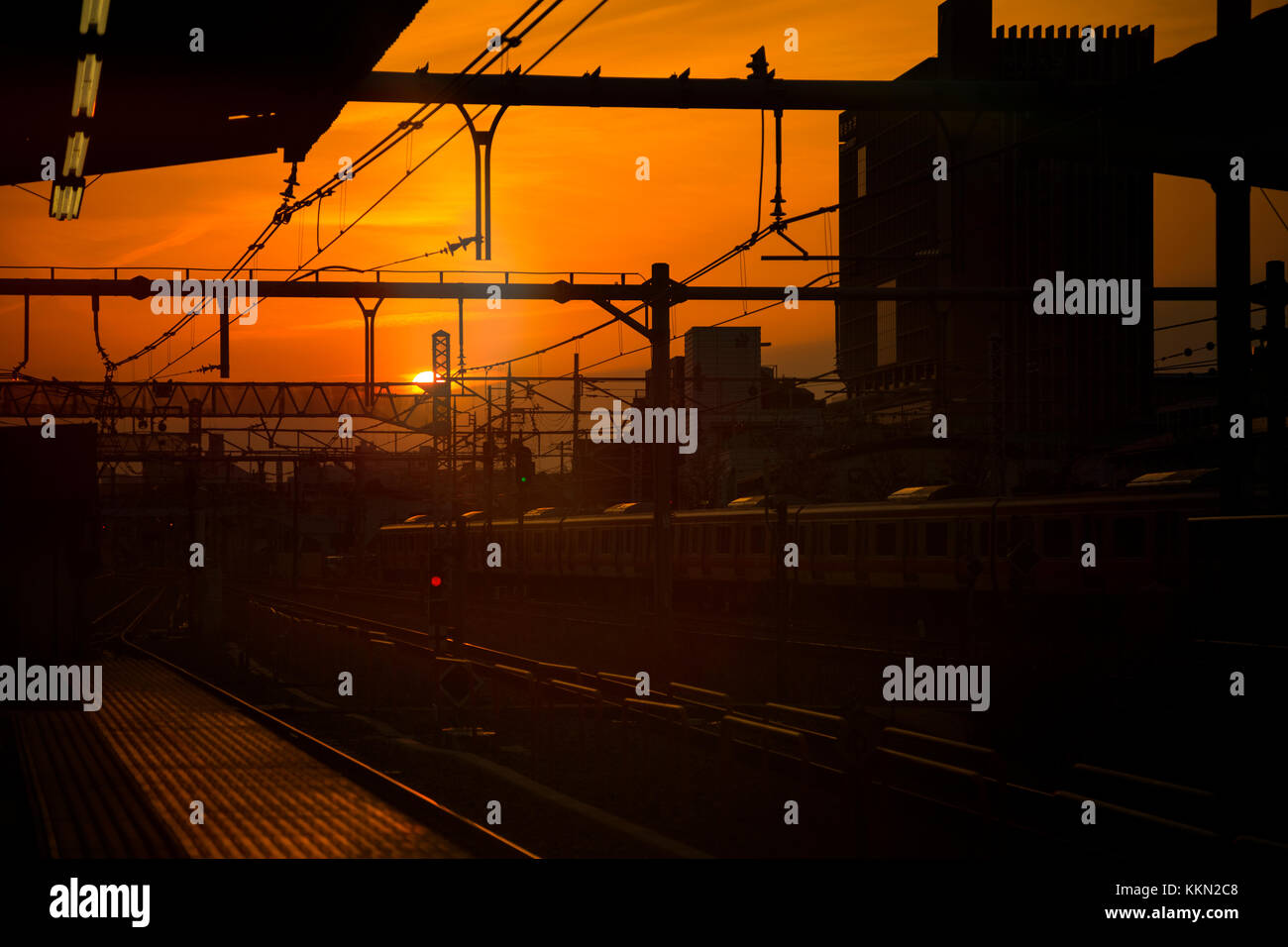 Scène tranquille à la gare dans le coucher du soleil en attendant le train pour venir. Banque D'Images