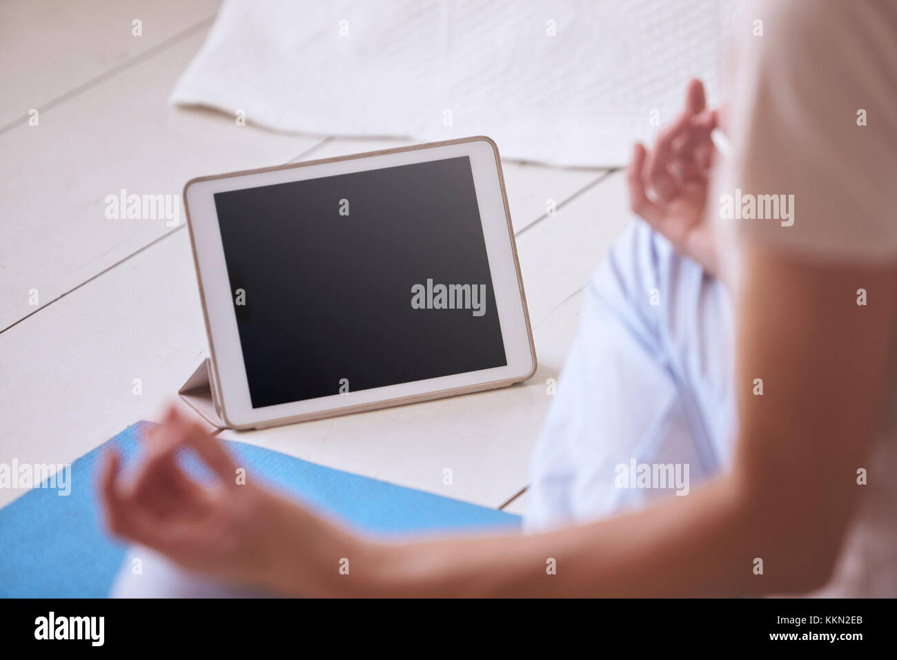 Woman with Digital Tablet App à l'aide de la méditation dans la chambre Banque D'Images