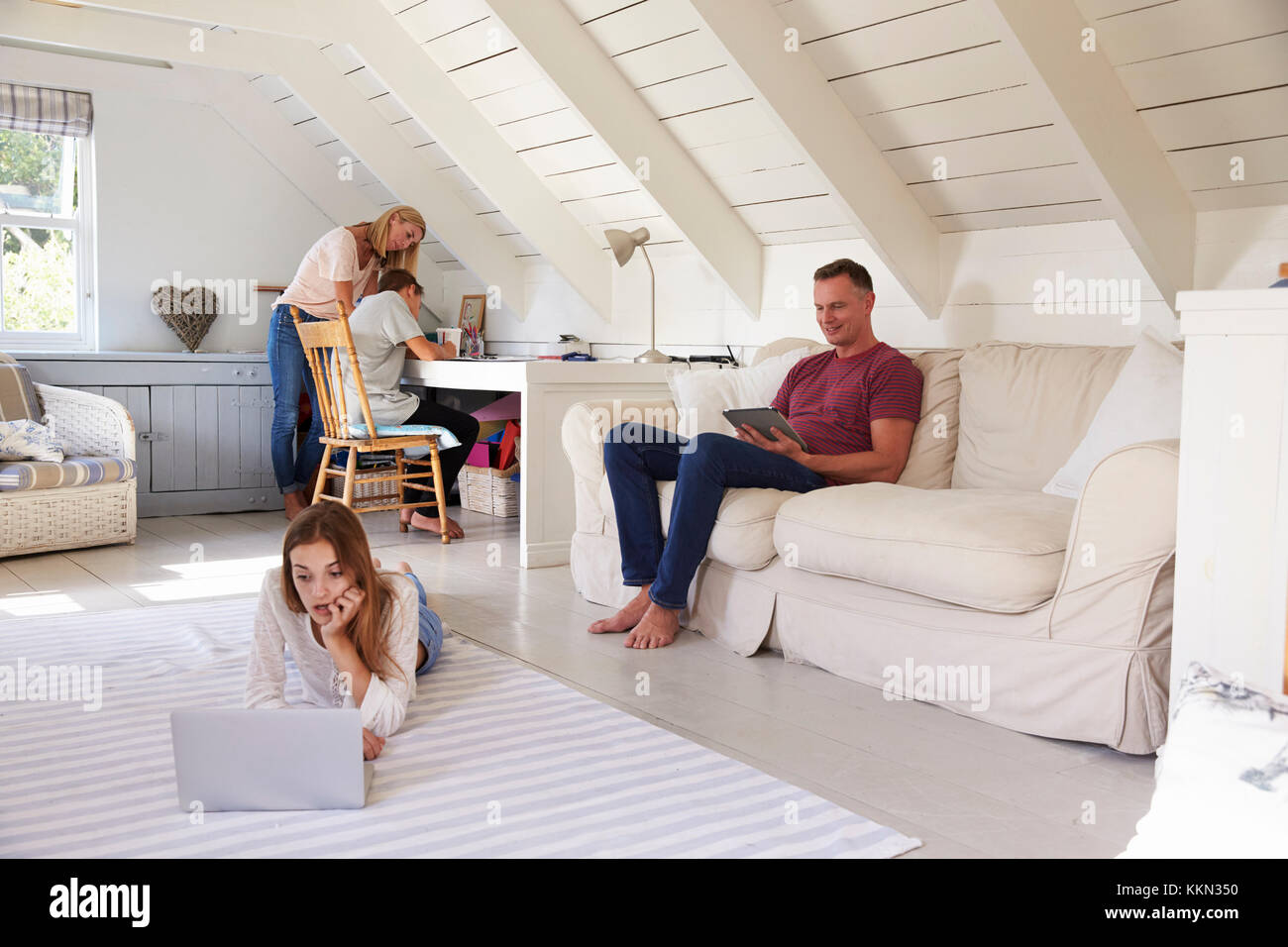 Famille avec adolescents l'utilisation de la technologie à la maison Banque D'Images