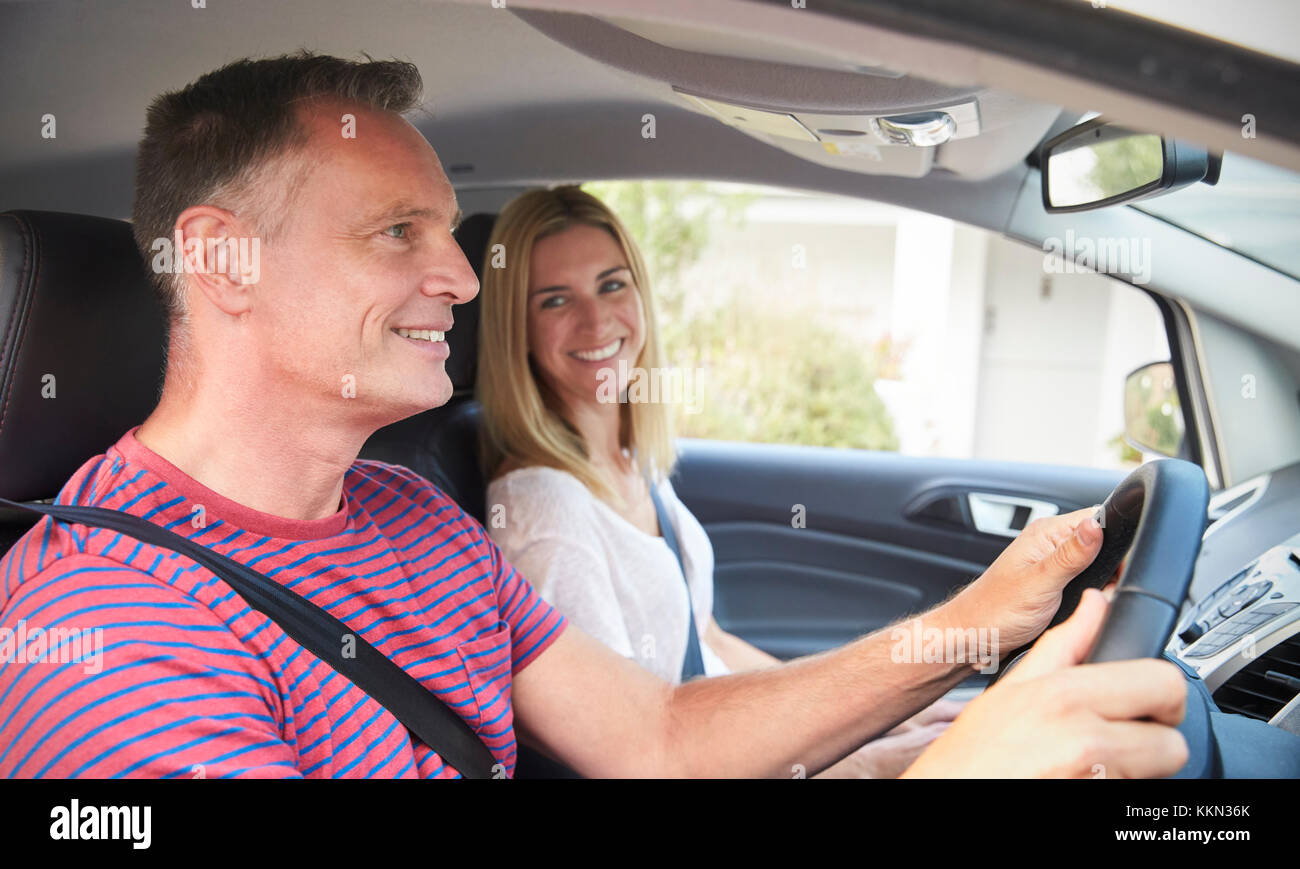 Young Couple Sitting in car on Road Trip Banque D'Images