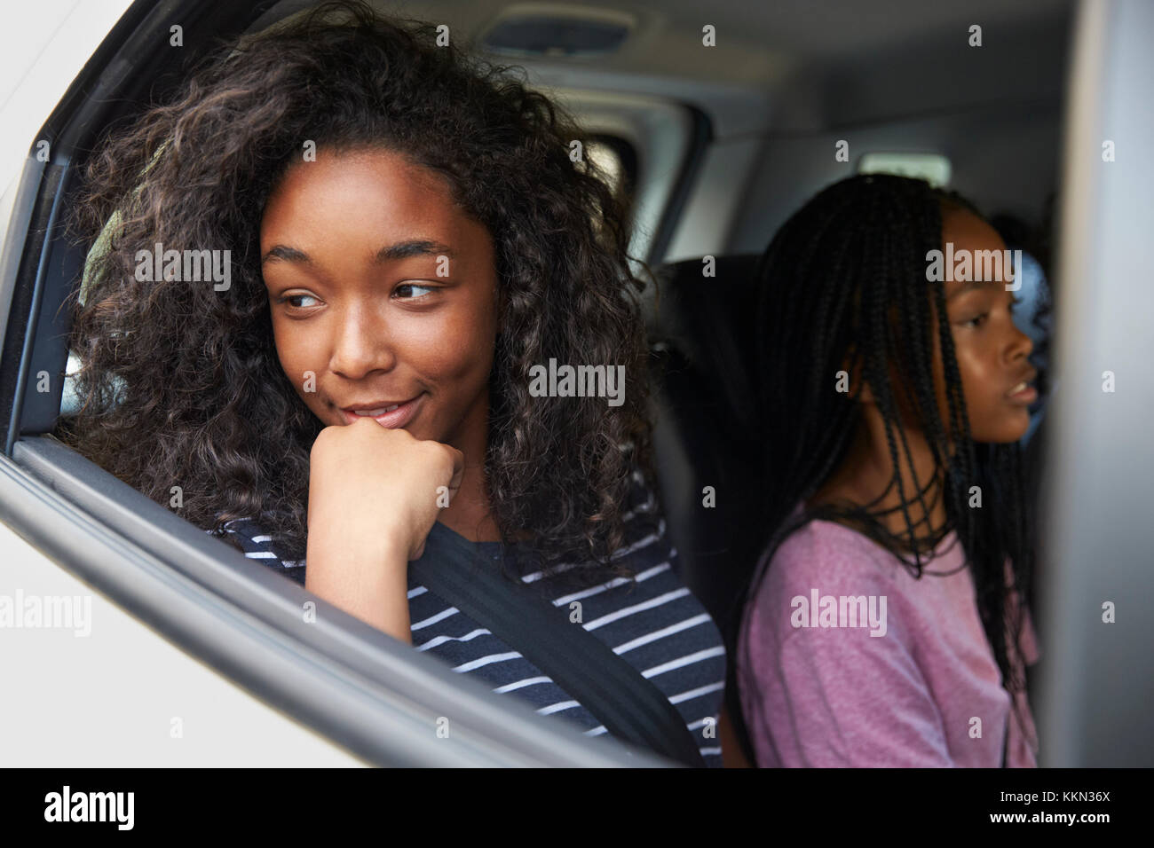 Famille avec adolescents en voiture sur la route Banque D'Images