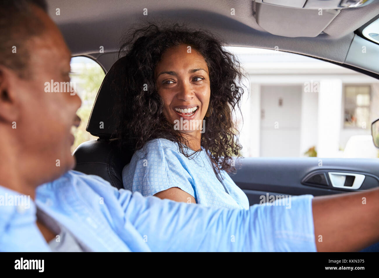 Young Couple Sitting in car on Road Trip Banque D'Images