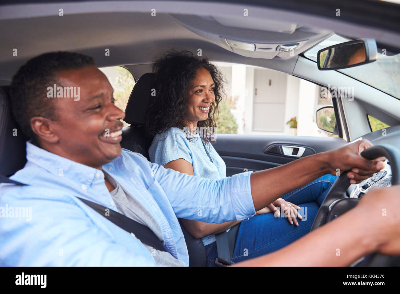 Young Couple Sitting in car on Road Trip Banque D'Images