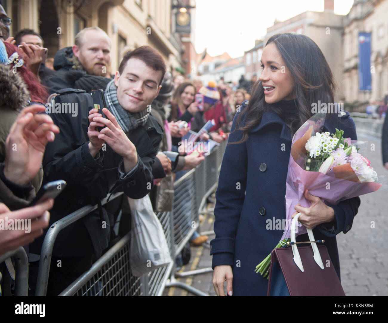 Meghan Markle répond aux sympathisants comme elle arrive avec le prince Harry à la Nottingham Contemporary à Nottingham, à assister à une Terrence Higgins Trust World AIDS Day charity juste sur leur premier engagement officiel ensemble. Banque D'Images