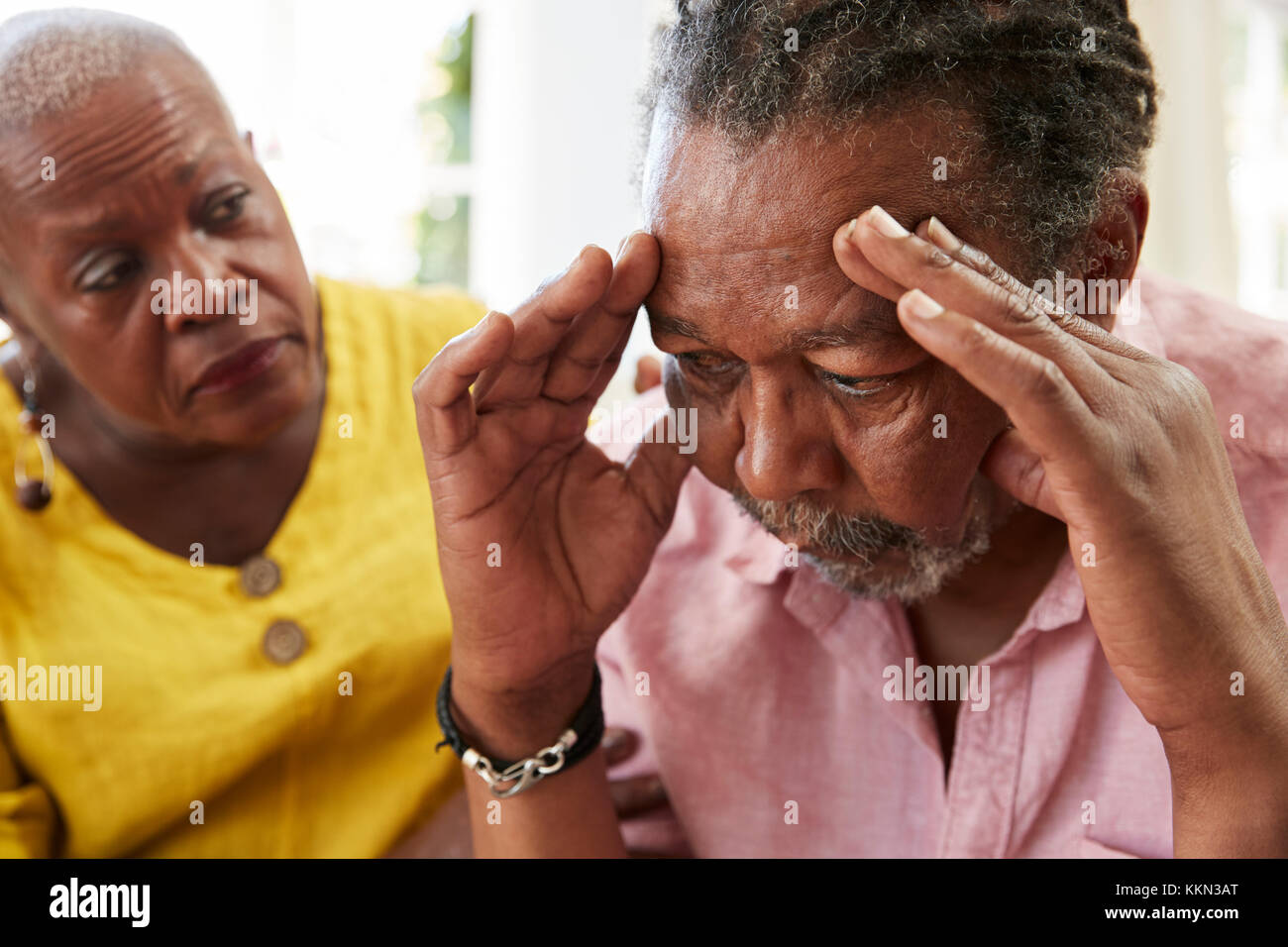 Femme Senior homme réconfortant avec la dépression à la maison Banque D'Images