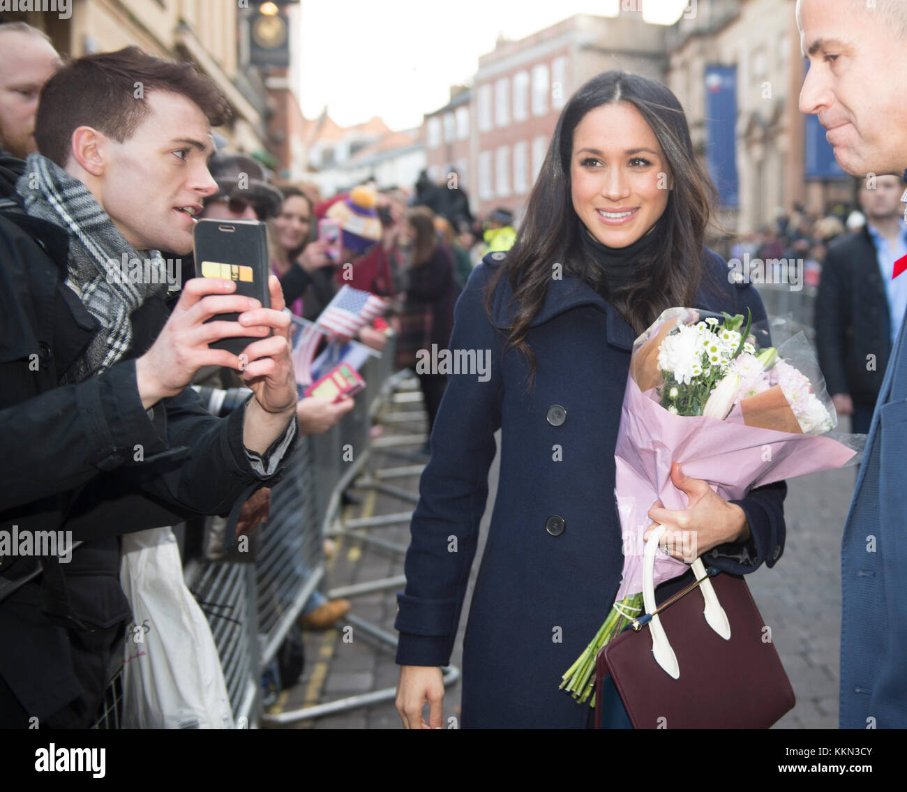 Meghan Markle répond aux sympathisants comme elle arrive avec le prince Harry à la Nottingham Contemporary à Nottingham, à assister à une Terrence Higgins Trust World AIDS Day charity juste sur leur premier engagement officiel ensemble. Banque D'Images