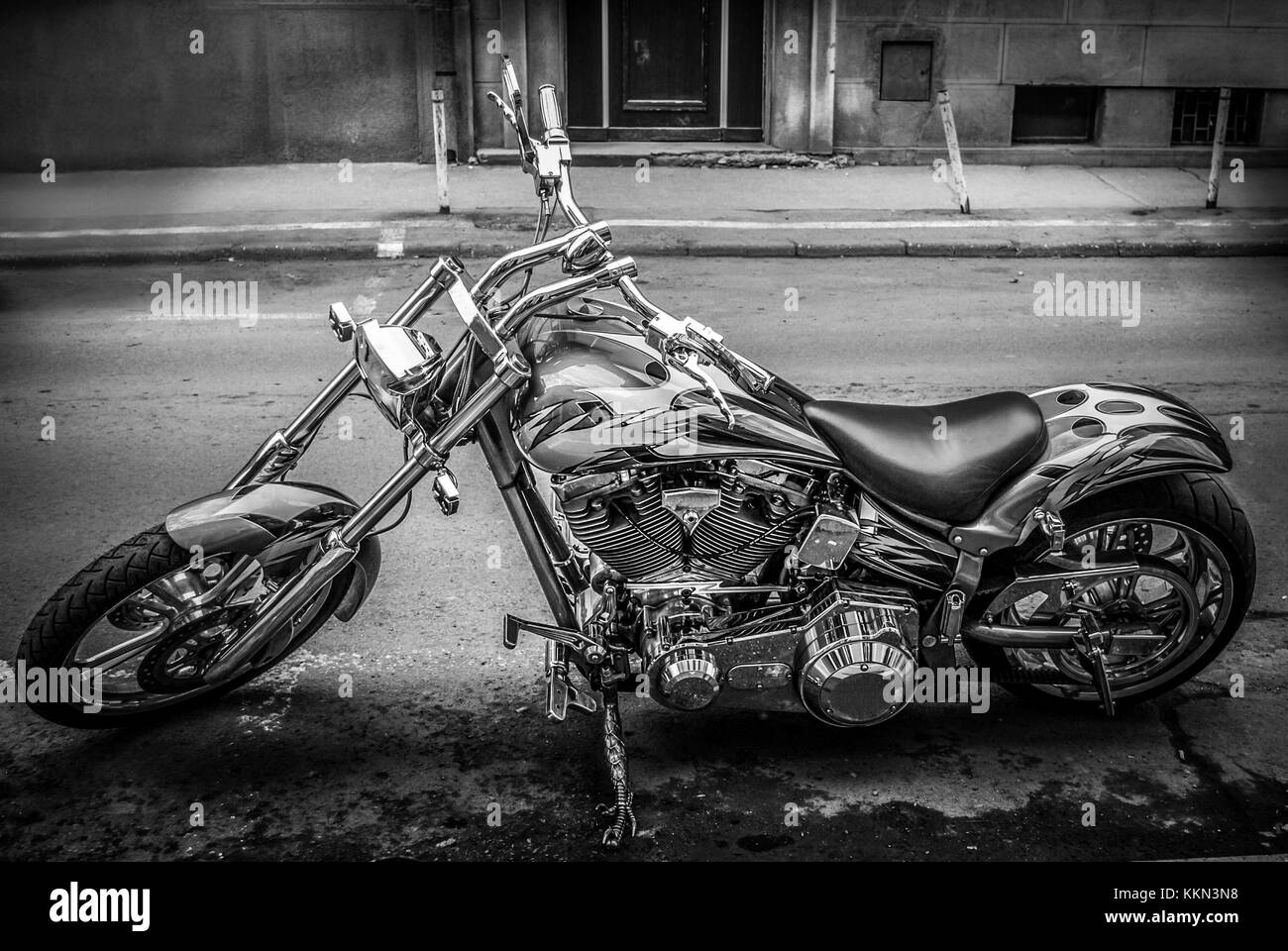 Belle motorcycle parking dans la rue, avec des parties chromées, photo en noir et blanc Banque D'Images