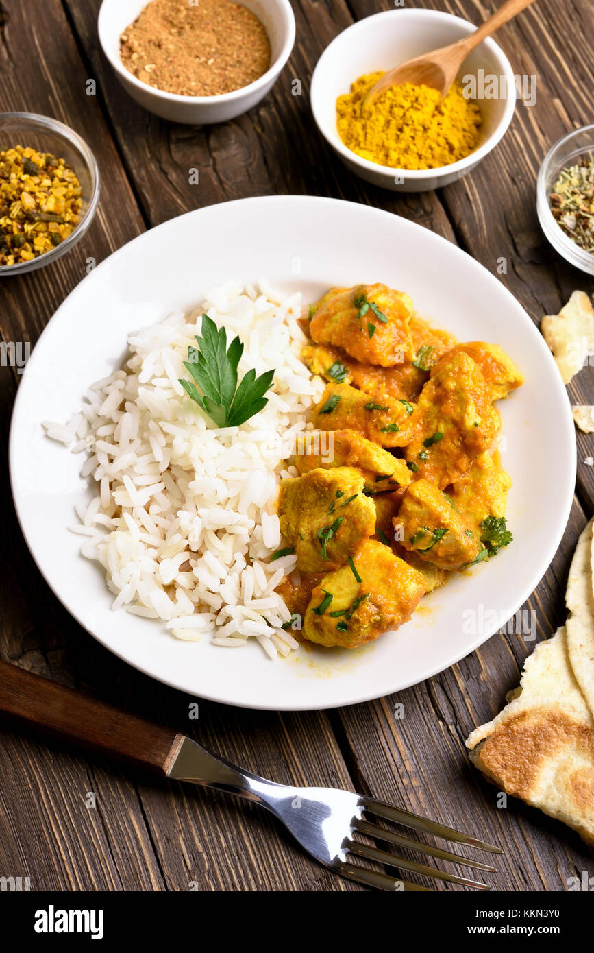 Curry de poulet au riz plat pour le dîner. Banque D'Images