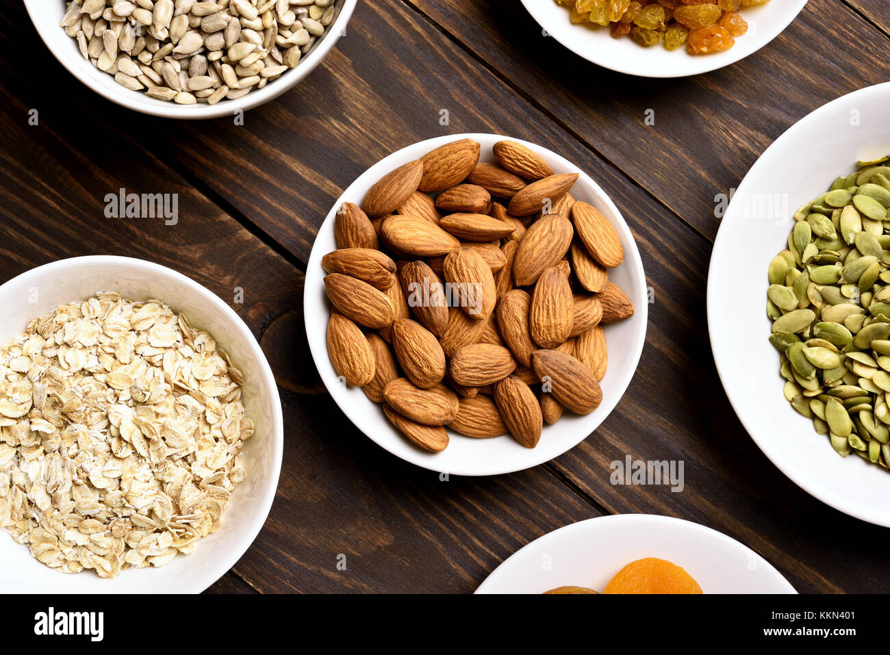 Snack-naturels sains. Ingrédients pour la cuisson des céréales sur fond de bois. haut Vue, télévision lay Banque D'Images