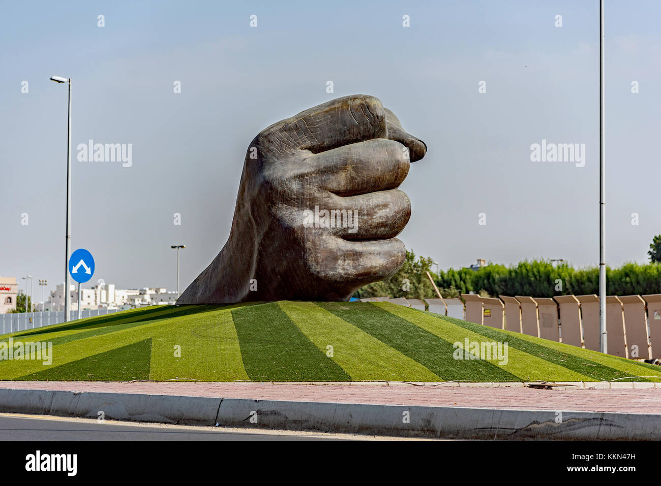 Une poigne de fer qui le géant hors de la terre. une des nombreuses sculptures décorant les grandes routes et carrefours dans la ville de Jeddah, Arabie saoudite. Banque D'Images