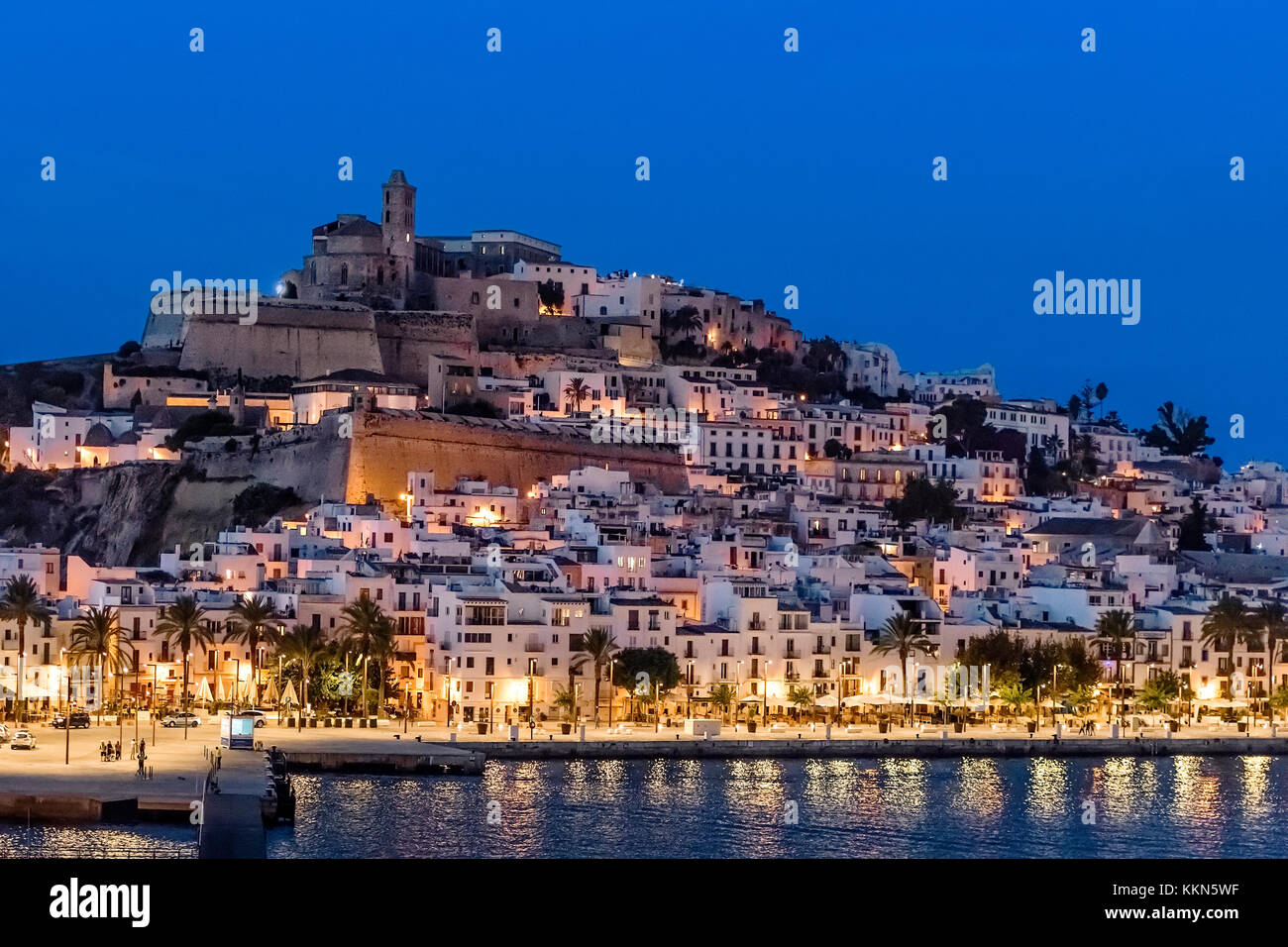 La Ville d'Ibiza et de la cathédrale de Santa Maria d'Eivissa la nuit, Ibiza, Baléares, Espagne. Banque D'Images