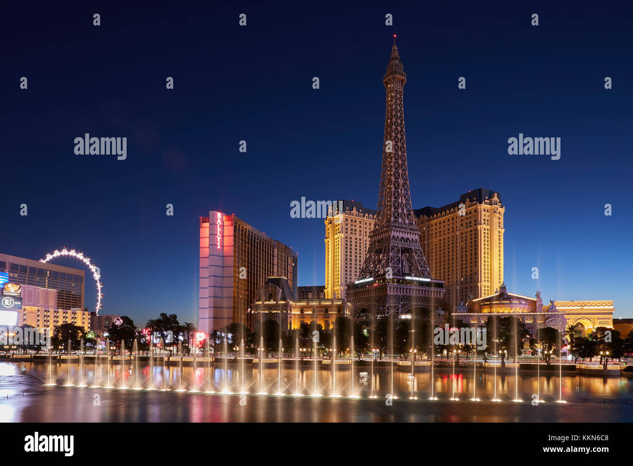 Le lever du soleil sur le lac et le Bellagio, Paris Las Vegas. Banque D'Images