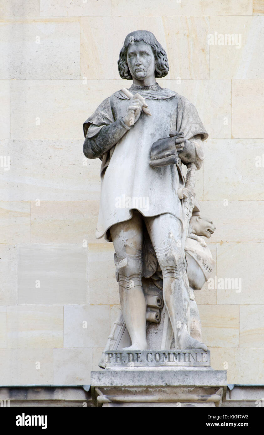 Paris, France. Palais du Louvre. Statue dans la cour Napoléon : Philippe de Commines (1447 - 1511) écrivain et diplomate dans les tribunaux de la Bourgogne.... Banque D'Images