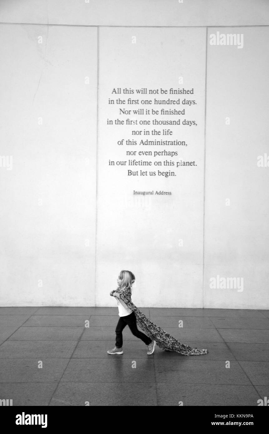 Petite fille courir avec écharpe en face d'une citation de JFK's adresse  inaugurale sur le mur de la bibliothèque JFK à Columbia Point, Boston,  Mass., USA Photo Stock - Alamy