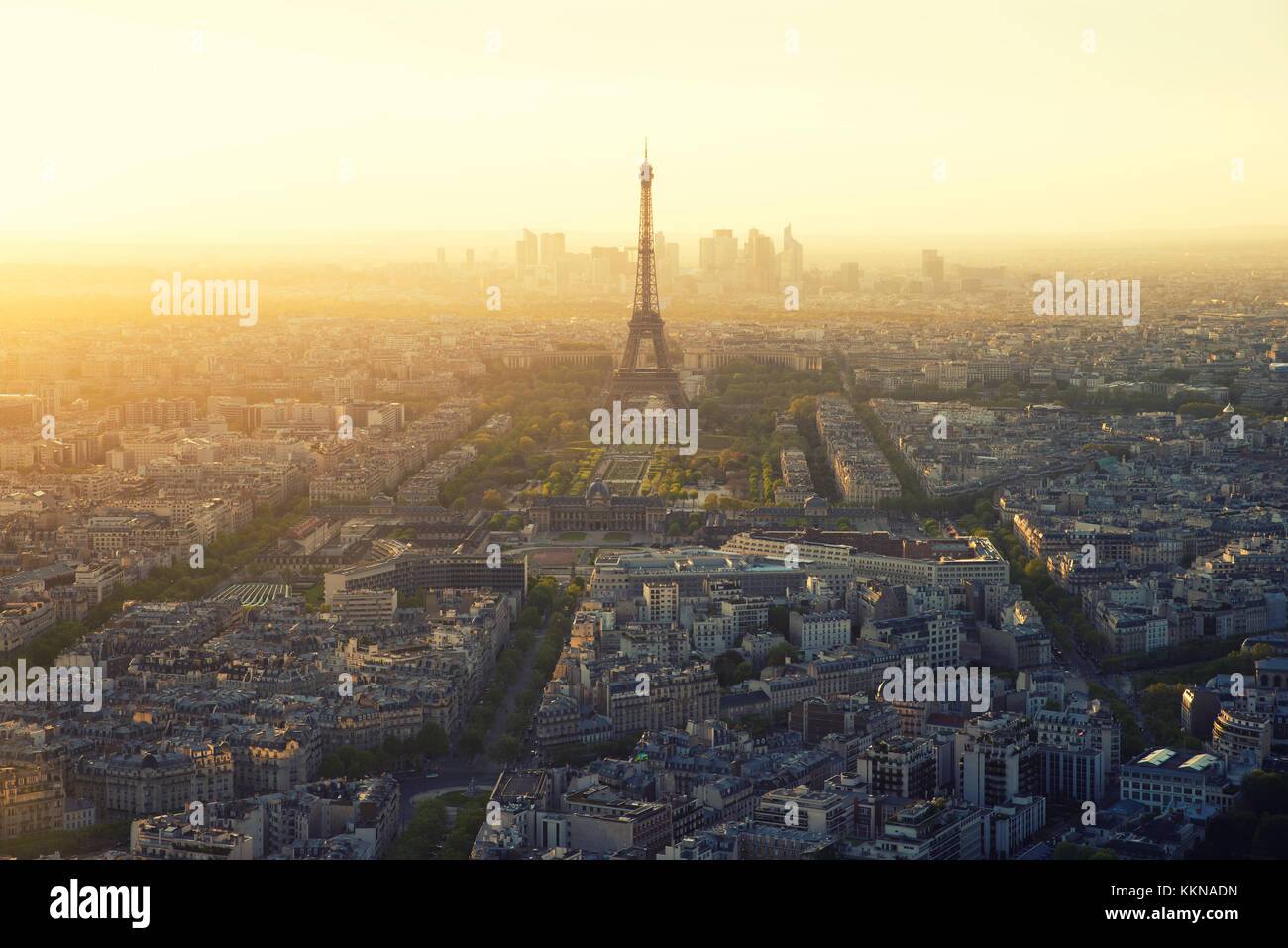 Vue aérienne de paris et de la tour eiffel au coucher du soleil à Paris, France. Banque D'Images