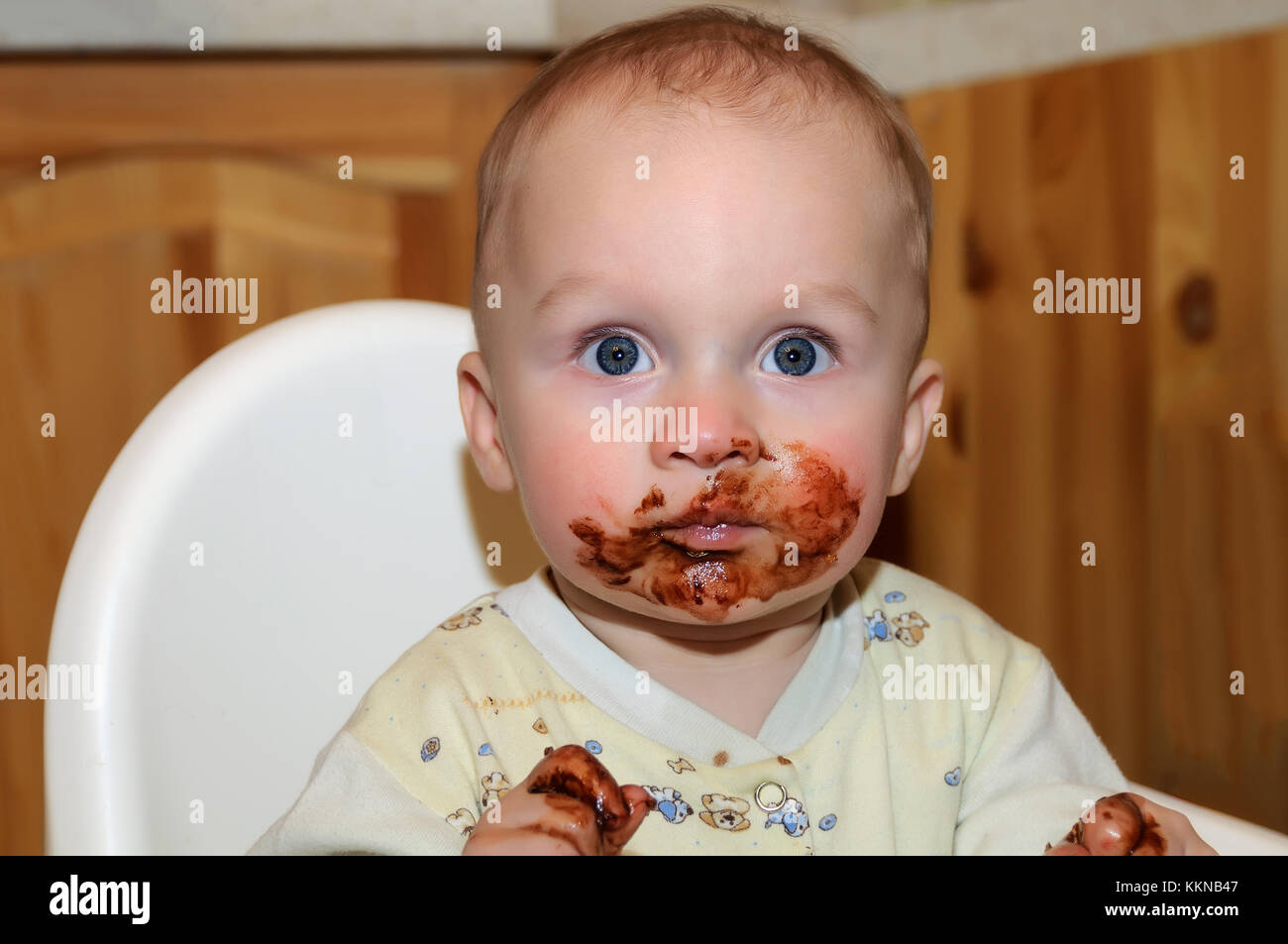 Portrait D Un Enfant Dans La Chaise Haute Son Visage Et Les Mains Enduites De Chocolat Photo Stock Alamy Portrait D Un Enfant Dans La Chaise Haute Son Visage Et Les Mains Enduites De Chocolat Photo Stock Alamy