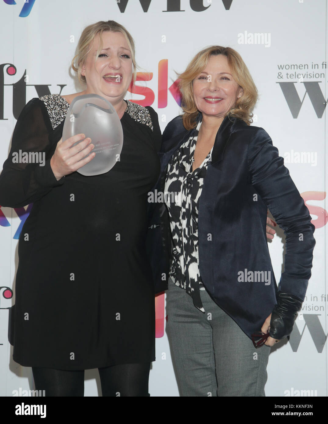 Kim Cattrall (à droite), qui a remis à Daisy May Cooper son FremantleMedia UK New Talent Award, lors des Women in film & TV Awards à l'hôtel Hilton Park Lane de Londres. Banque D'Images