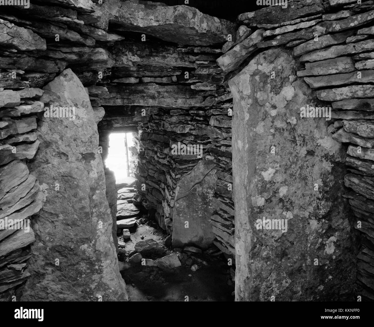 Voir SE de l'entrée passage & SW segmenté chambre funéraire du Néolithique Long Camster recloisonnées tombe, Caithness, Ecosse, Royaume-Uni. Banque D'Images