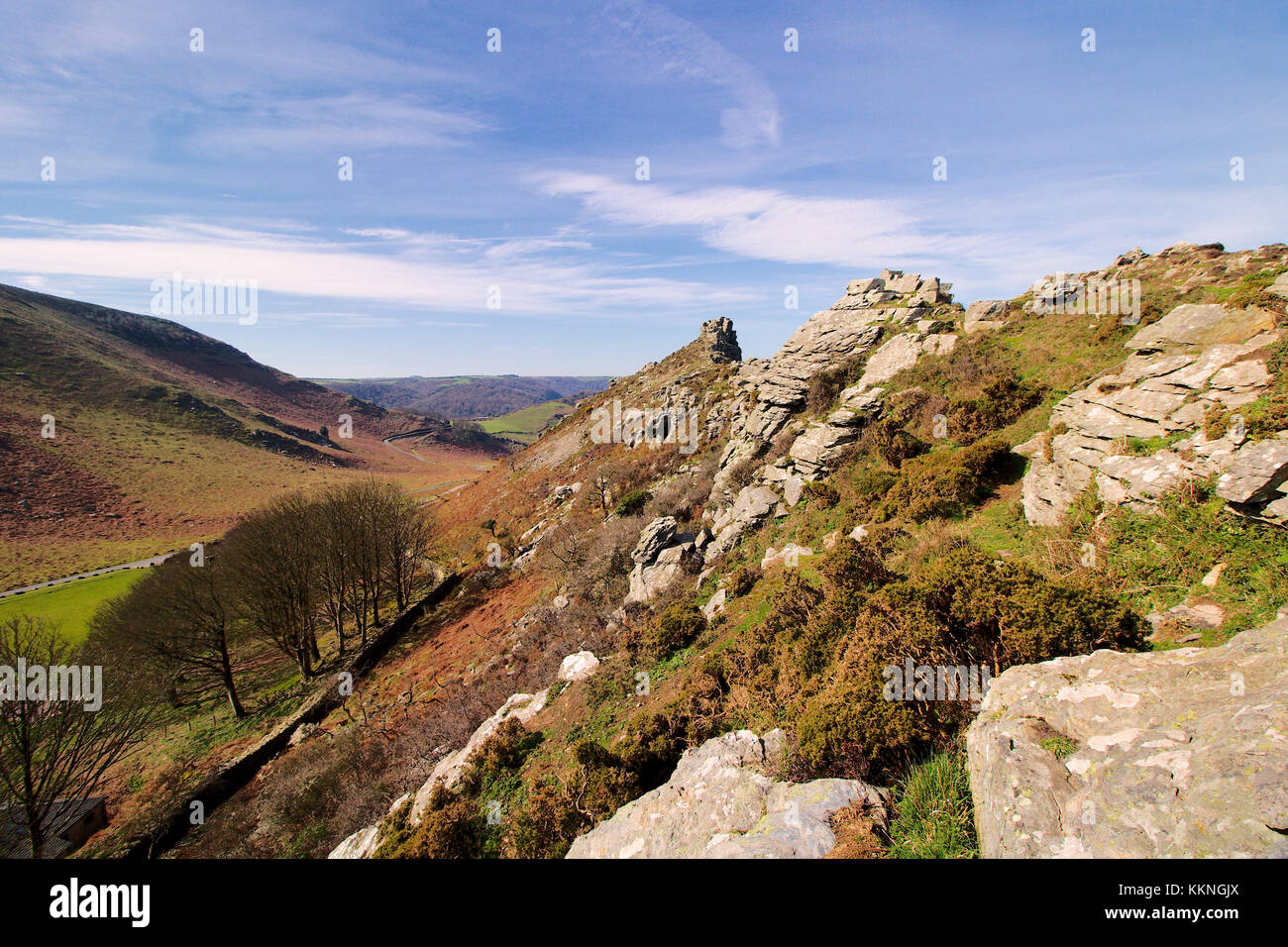 Un ciel bleu vue à travers la vallée des roches, Devon, UK. Banque D'Images