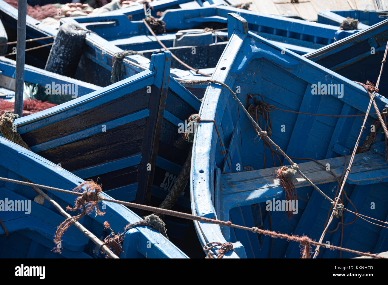 Les petits bateaux de pêche bleu brouillées ensemble à port Banque D'Images