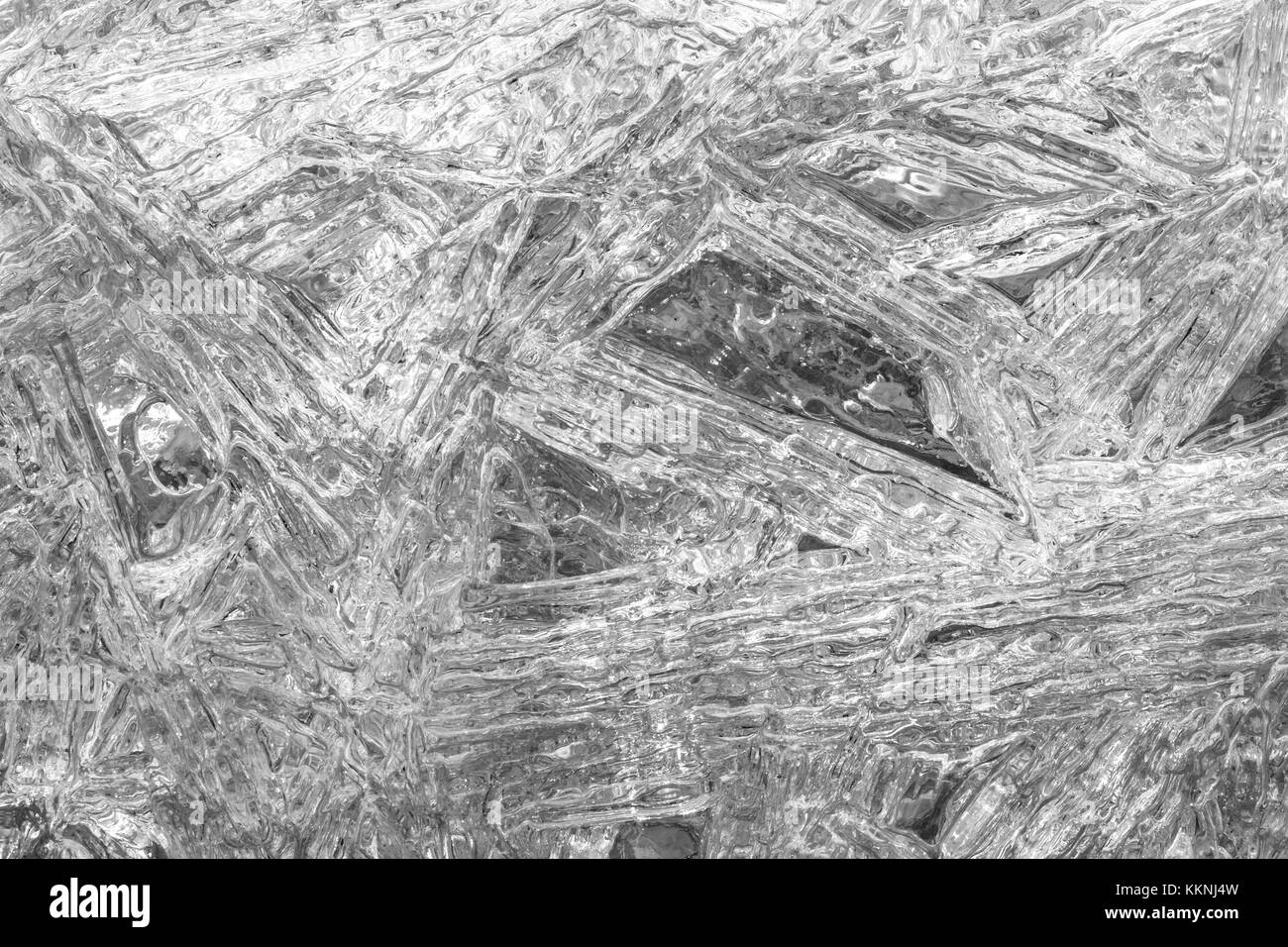 Clos-macro eup de cristaux de glace claire texture en noir et blanc. Banque D'Images