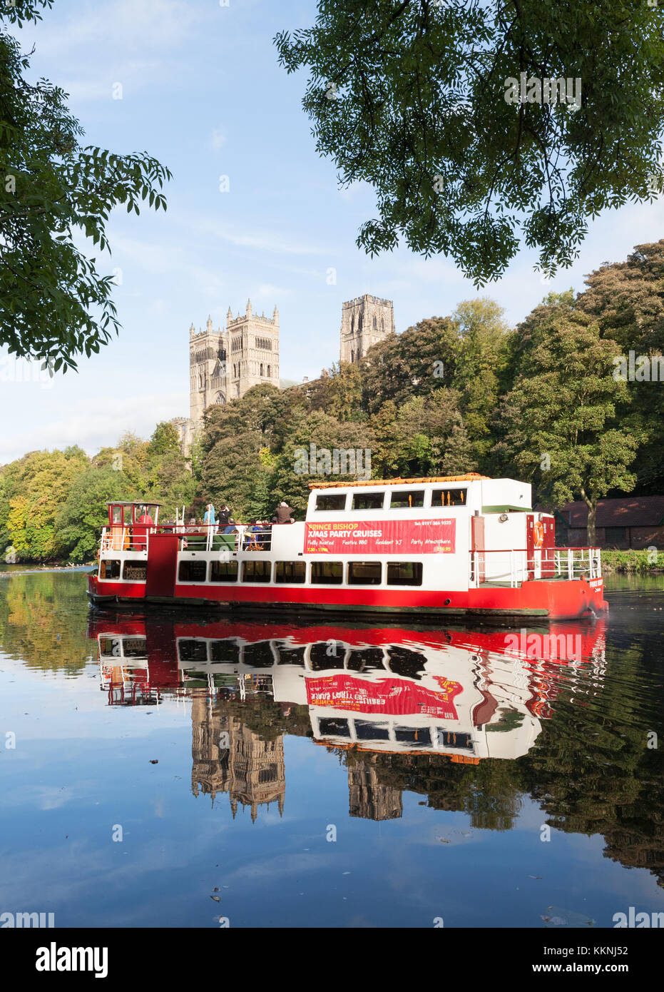 Prince-évêque River Cruiser, vu ci-dessous cathédrale de Durham sur la rivière Wear, England, UK Banque D'Images