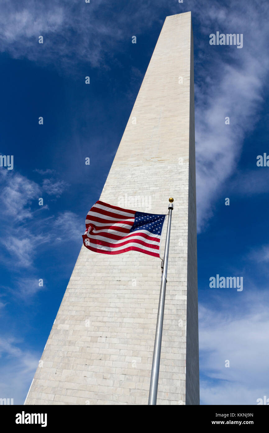 Le drapeau américain avec le Washington Monument derrière, Washington DC, USA. Banque D'Images