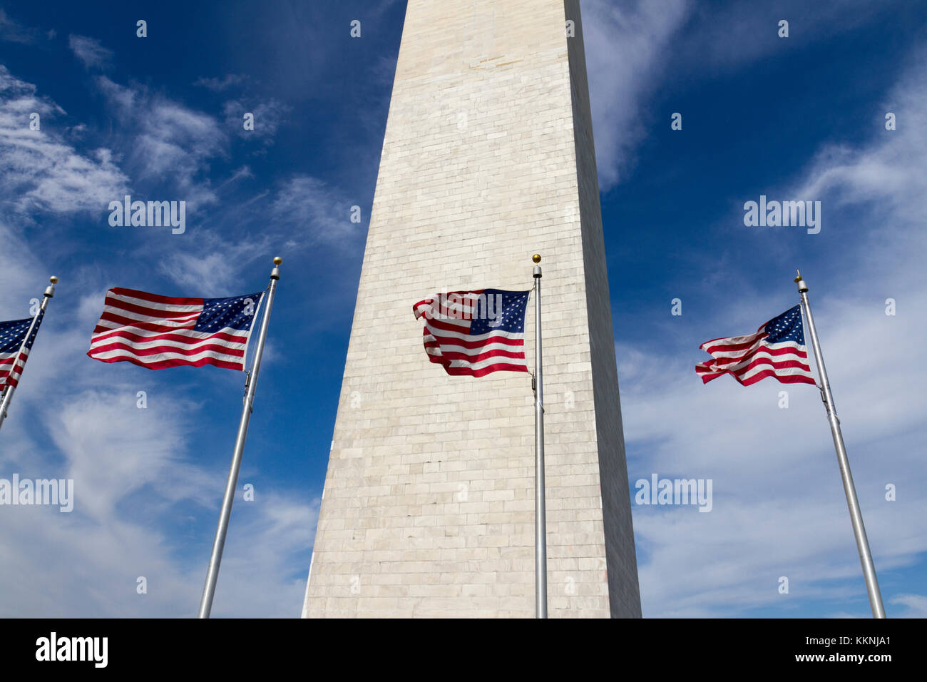 Le drapeau américain avec le Washington Monument derrière, Washington DC, USA. Banque D'Images