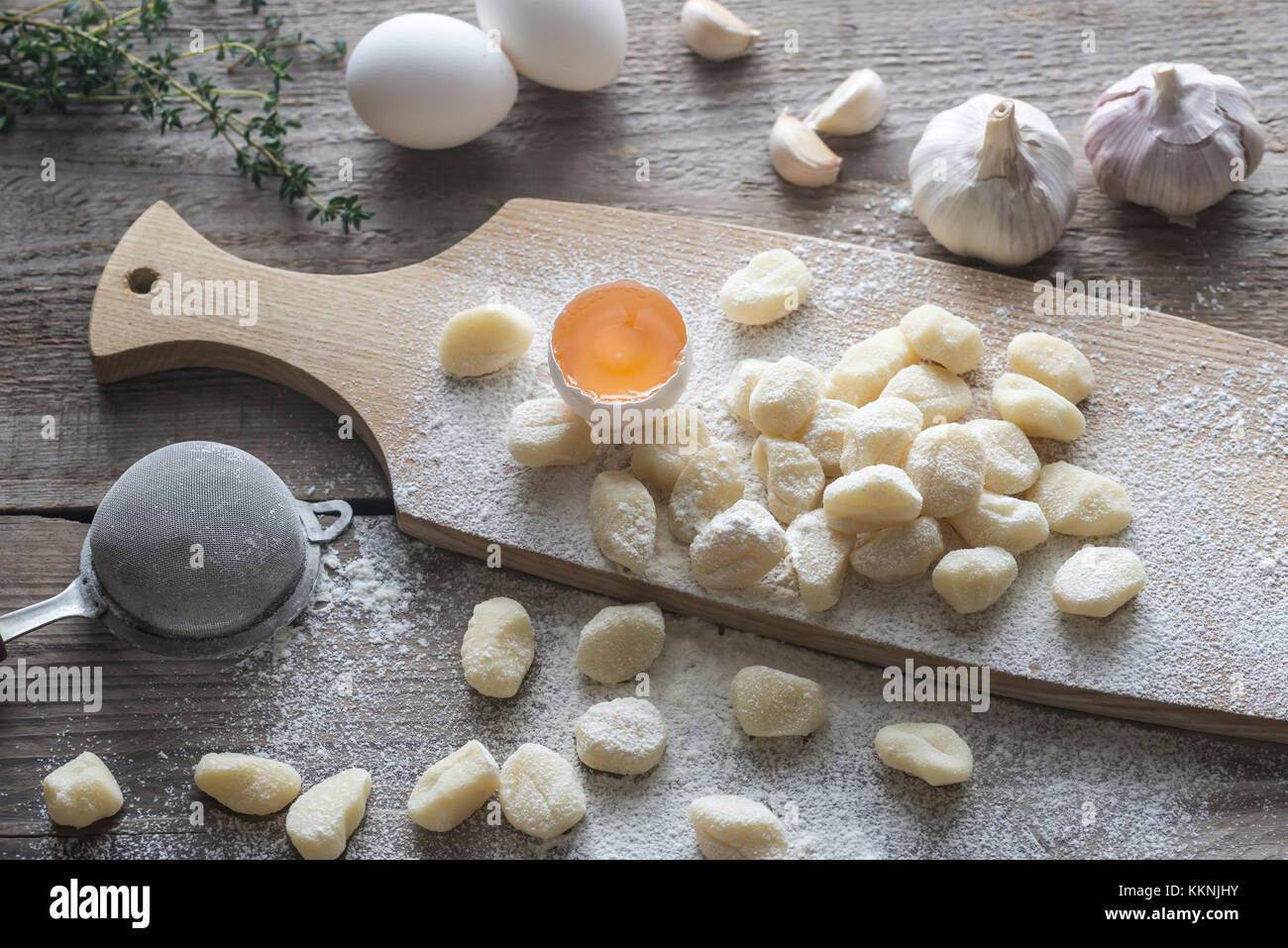 Gnocchi de pommes de terre non cuites avec des ingrédients Banque D'Images