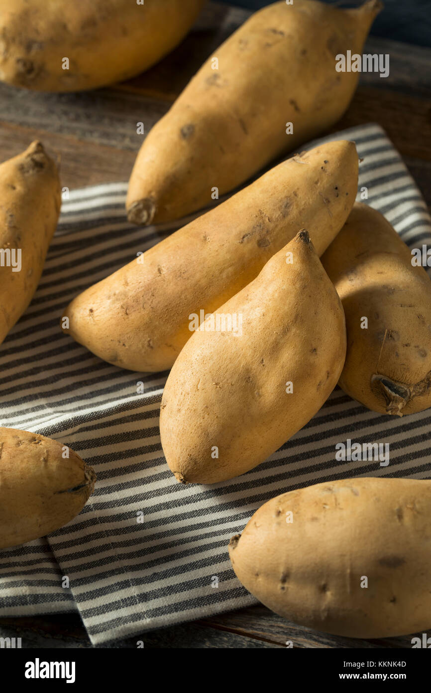 Blanc biologique brut prêt à cuire les patates douces Banque D'Images