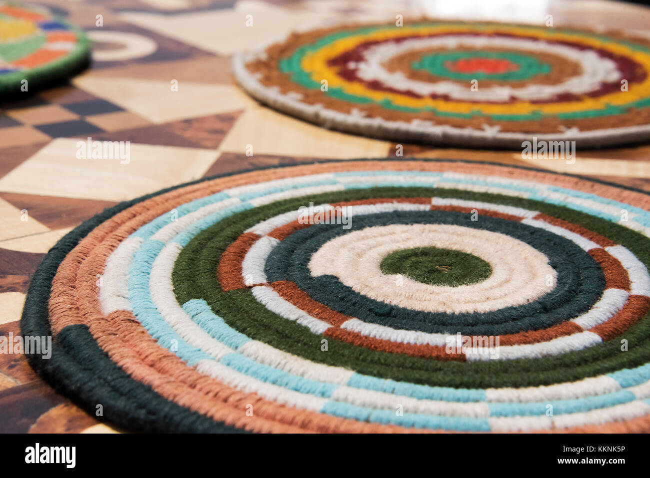 Tableau de laine coloré sur coaster de table en marqueterie Banque D'Images