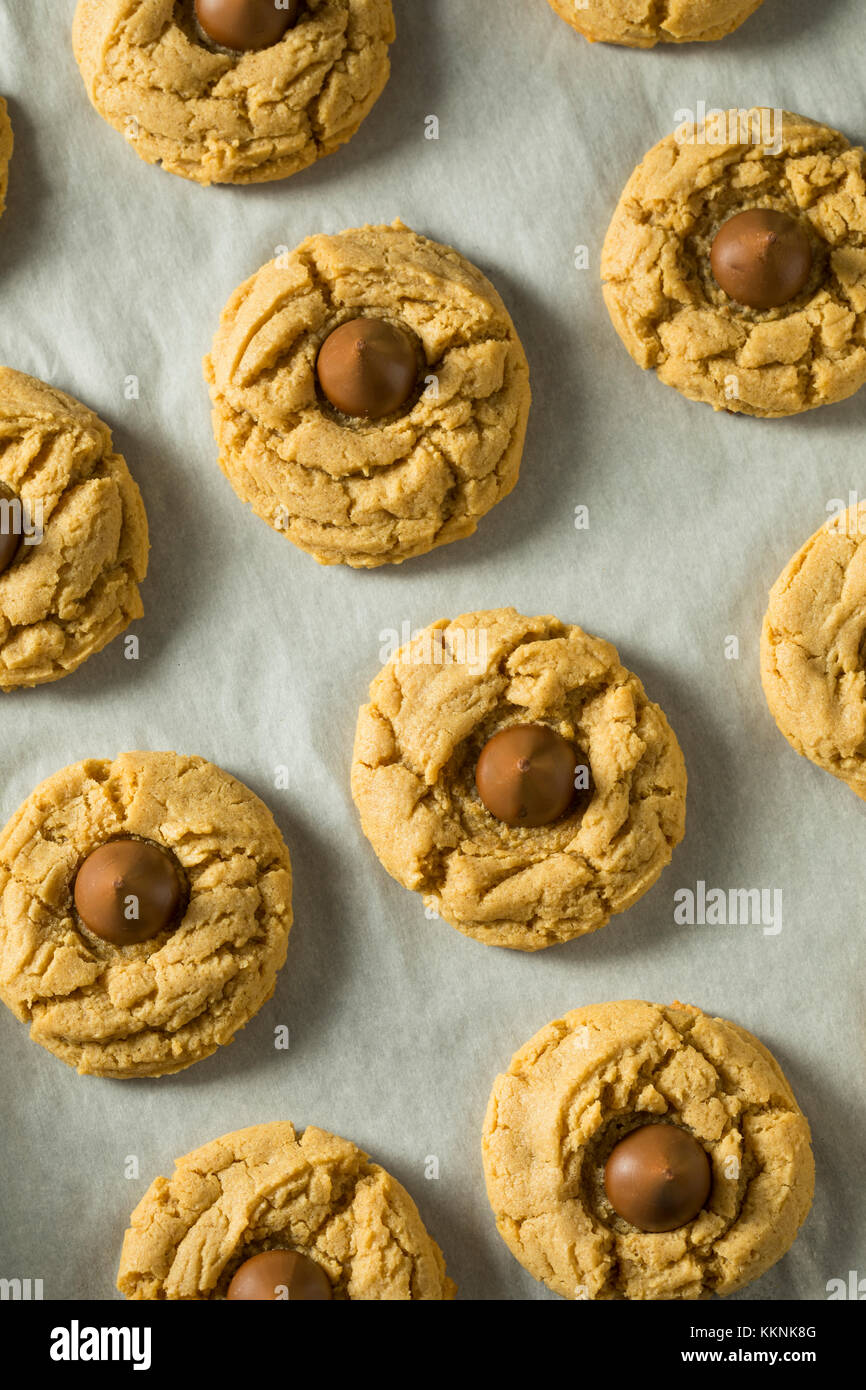 Le beurre d'arachide sucré fait maison cookies au chocolat prêt à manger Banque D'Images