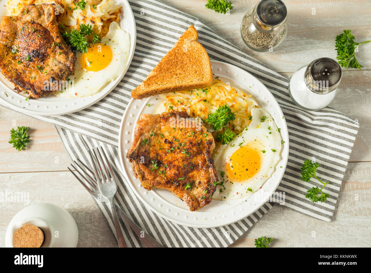 Petit-déjeuner fait maison poêlée de côtelettes de porc aux pommes de terre et oeufs Banque D'Images