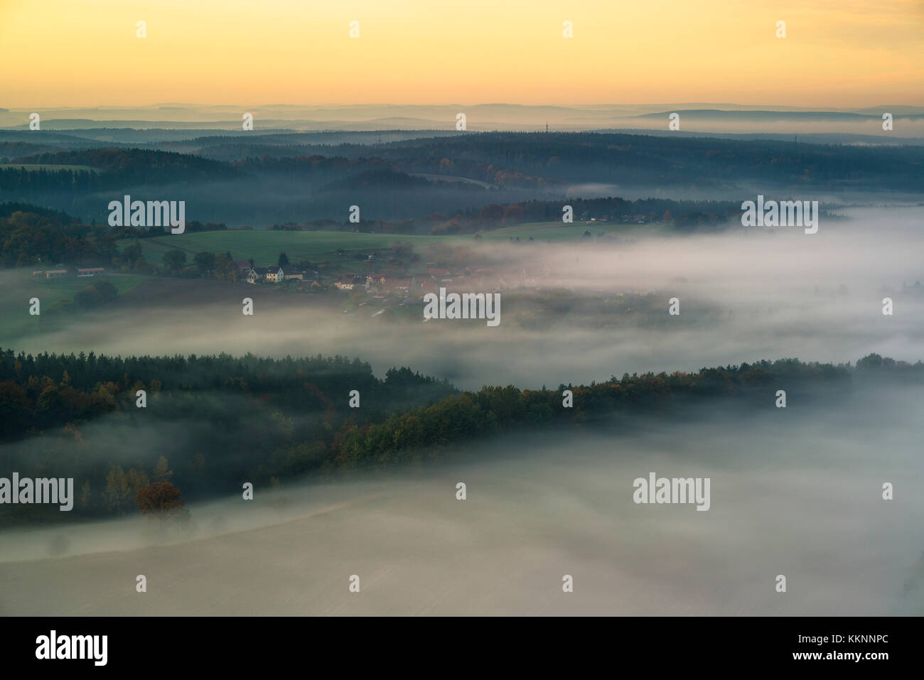 Matin brouillard sur la vallée de la Saale, Szinérváralja, seitenroda, kahla, Thuringe, Allemagne Banque D'Images