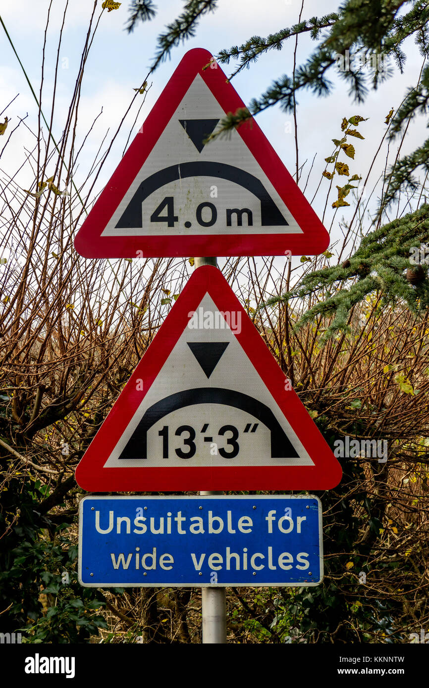 Panneau routier limitant la hauteur et de la largeur du trafic, au Royaume-Uni. 2017. Banque D'Images