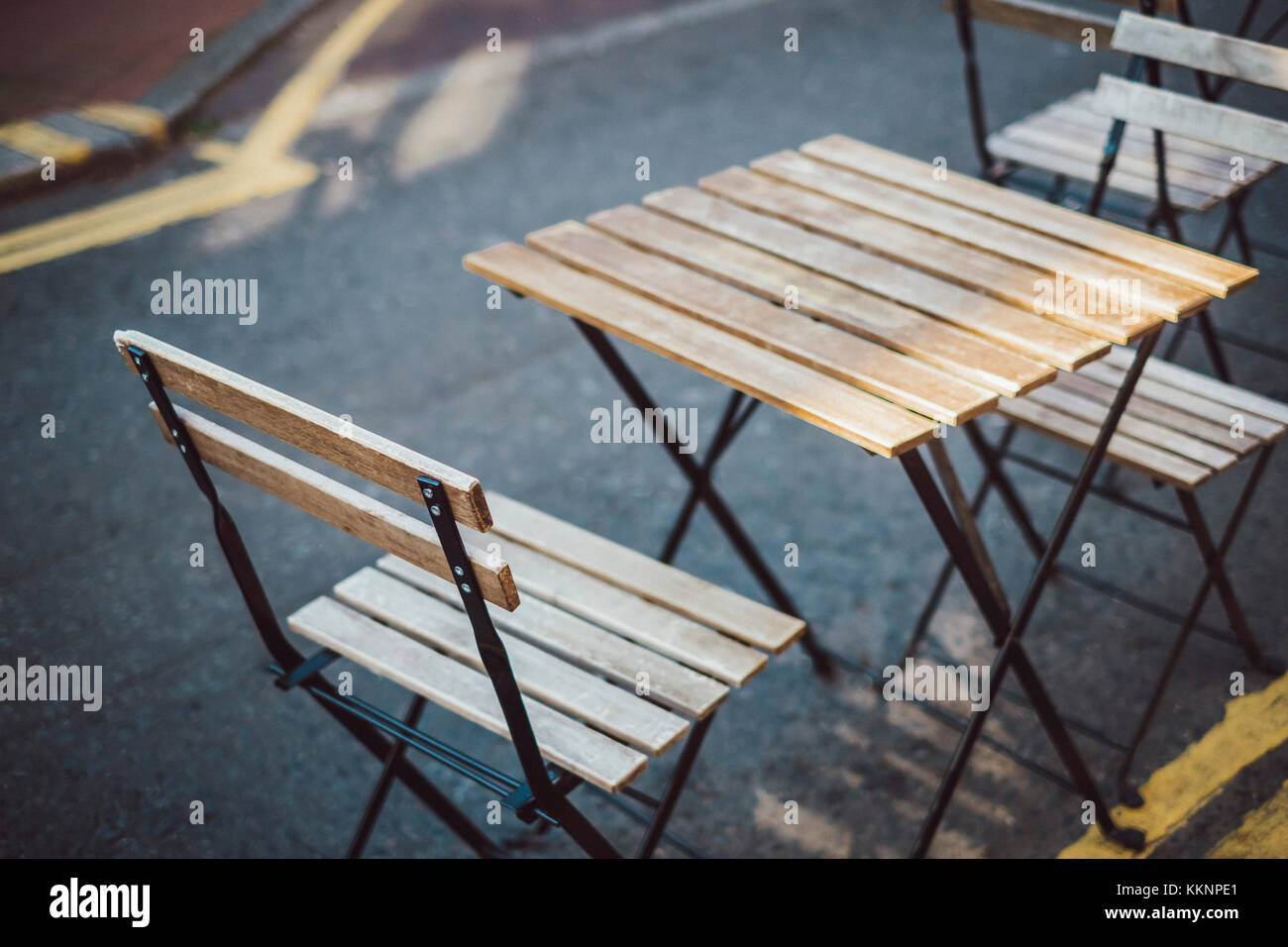 Cafe table et chaises en bois sur street, Brighton, Angleterre Banque D'Images