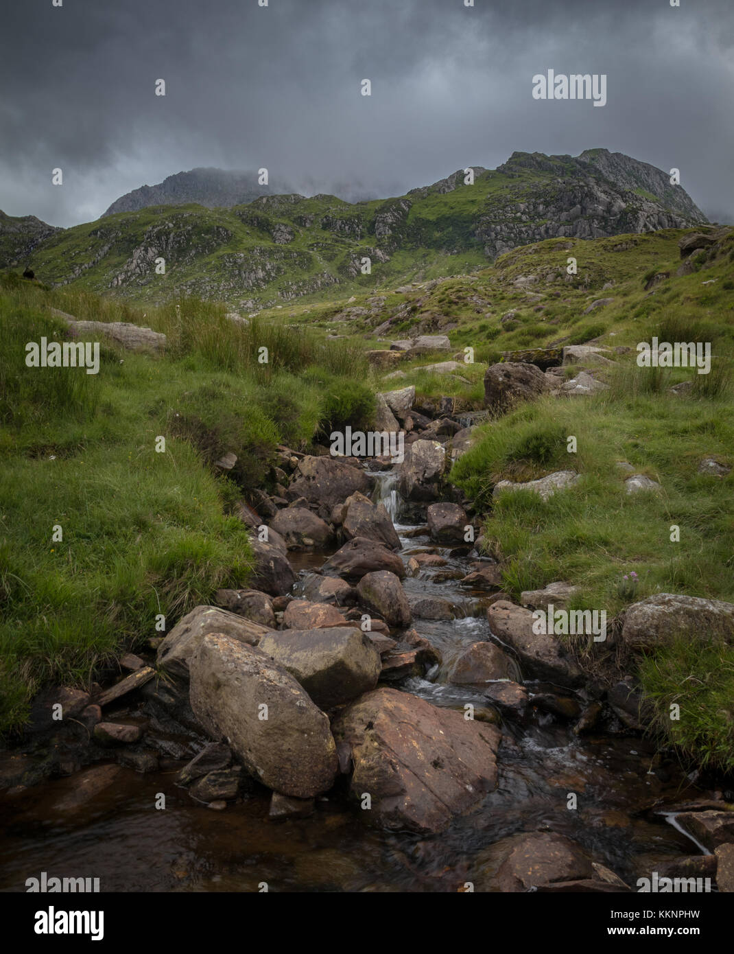 Jour le plus long # 7 : 13:19pm sur le chemin vers le bas à partir de idwal pour passer à déjeuner à capel curig, un petit ruisseau avec vue vers bochlwyn buttress Banque D'Images