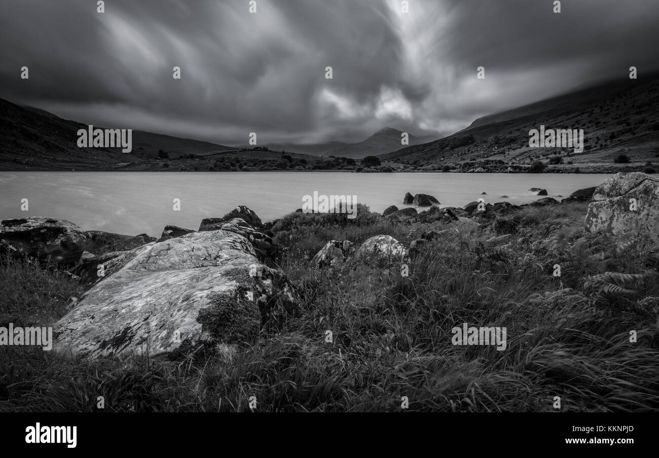 Jour le plus long # 8 : 15:39pm les nuages ont commencé à s'interrompre pendant l'après-midi, bien que snowdon a refusé de sortir de sous les couvertures... Banque D'Images