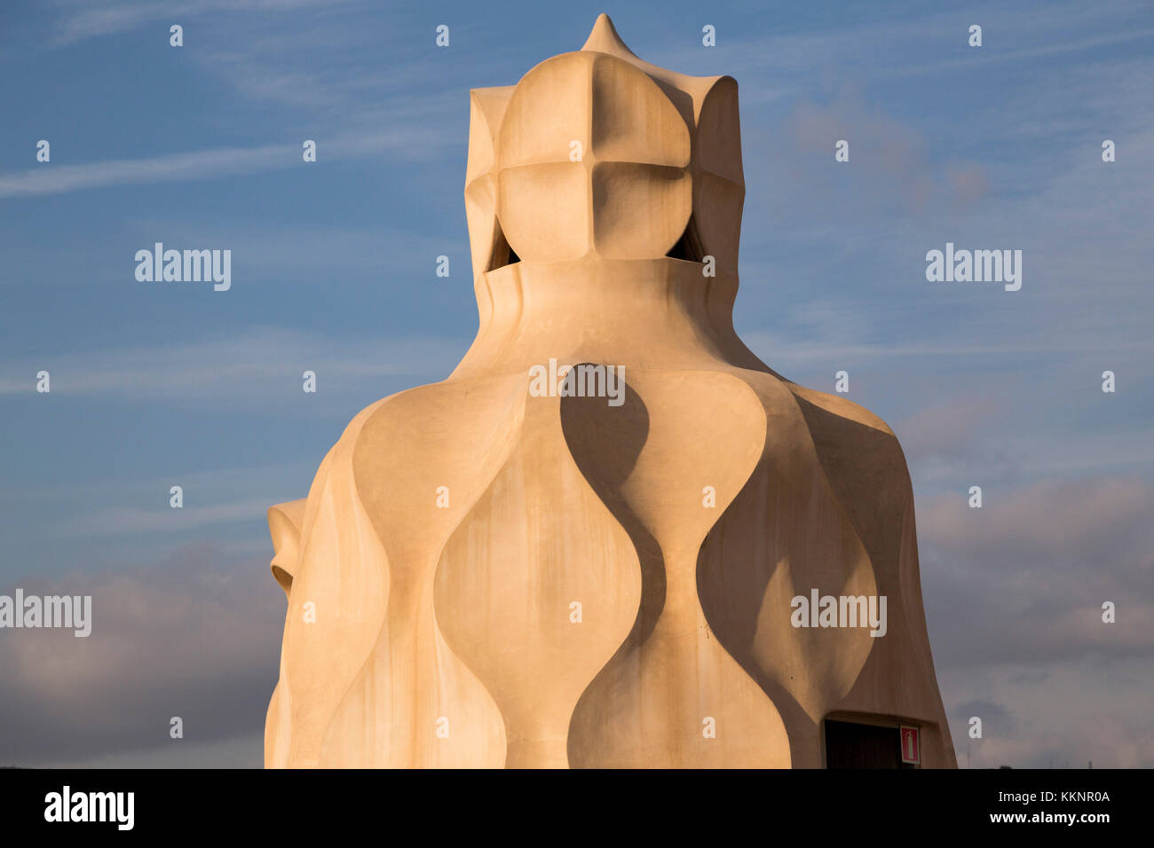 Les cheminées sur le toit de la Casa Milà, également connue sous le nom de la Pedreral, un bâtiment moderniste conçu par l'architecte Antoni Gaudí à Barcelone, en Catalogne, en Espagne Banque D'Images