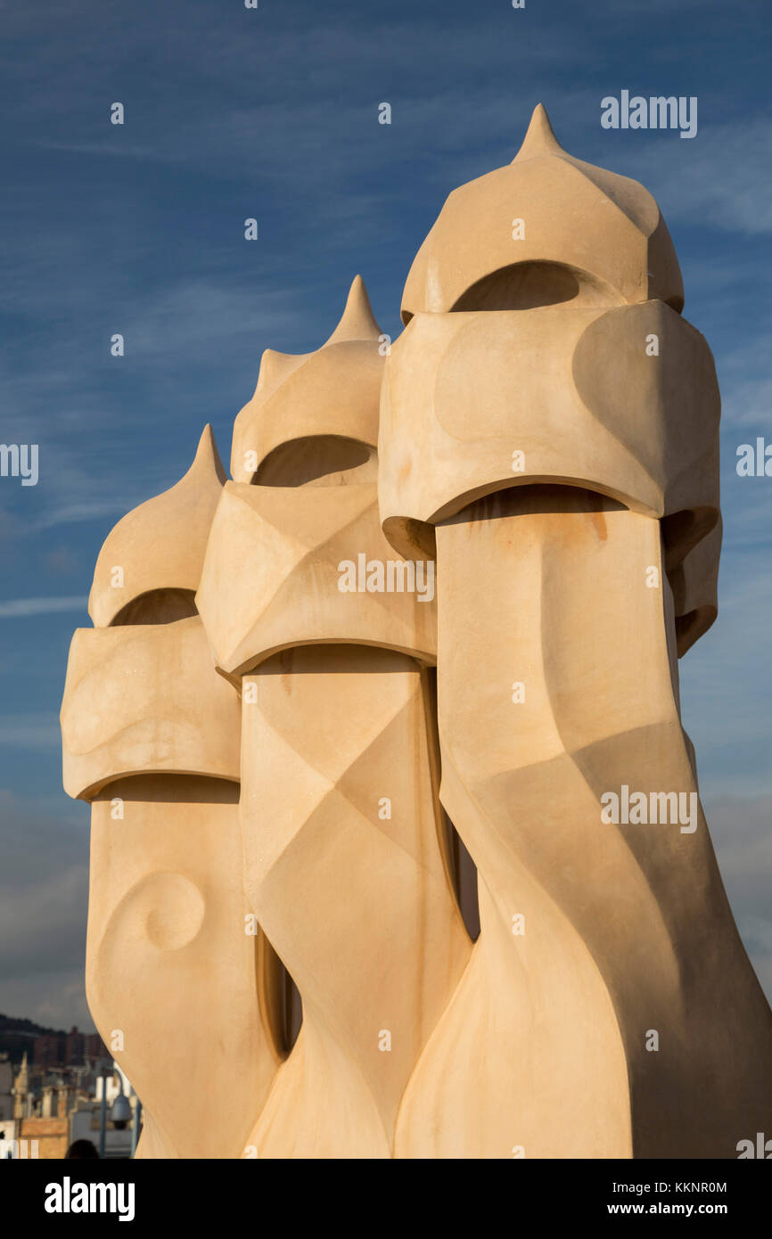 Les cheminées sur le toit de la Casa Milà, également connue sous le nom de la Pedreral, un bâtiment moderniste conçu par l'architecte Antoni Gaudí à Barcelone, en Catalogne, en Espagne Banque D'Images