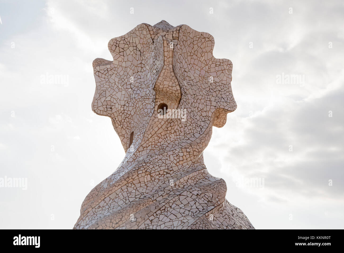 Les cheminées sur le toit de la Casa Milà, également connue sous le nom de la Pedreral, un bâtiment moderniste conçu par l'architecte Antoni Gaudí à Barcelone, en Catalogne, en Espagne Banque D'Images